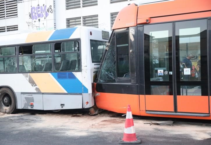 Σύγκρουση τραμ με λεωφορείο στον Πειραιά